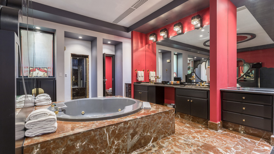 Hot Tub in The Bedroom - Westgate Las Vegas Resort & Casino