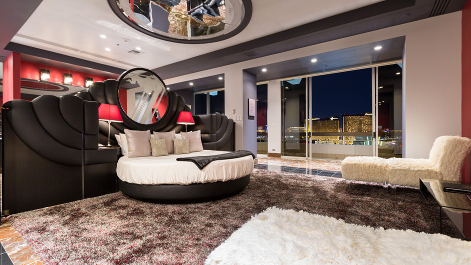 Bedroom with city views - Westgate Las Vegas
