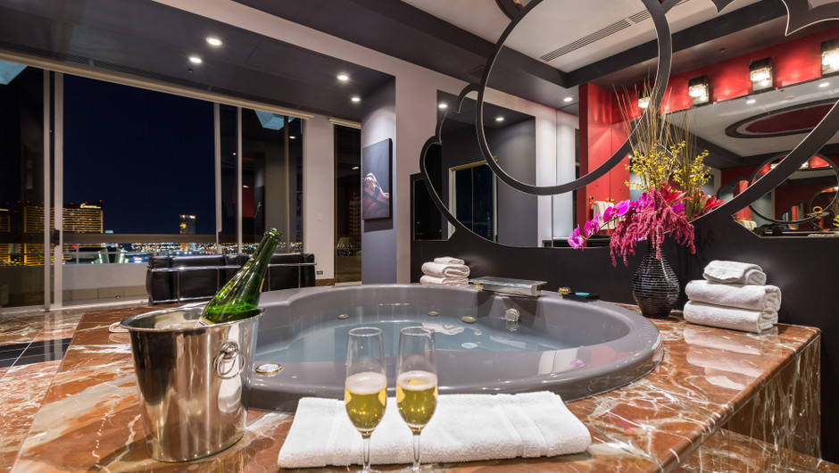 Hot Tub with city views - Westgate Las Vegas