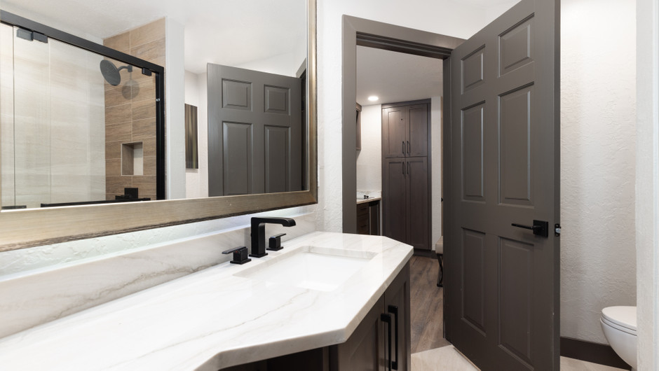 spacious modern hotel suite bathroom - westgate park city
