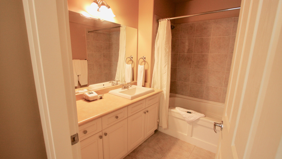 Pinnacle Lodge Deluxe Room Bathroom