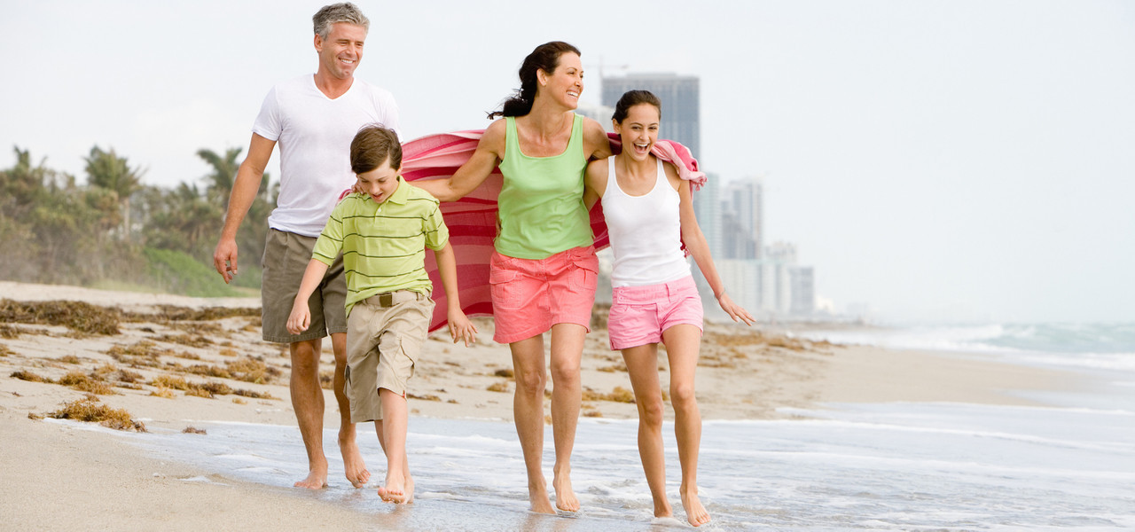 Myrtle Beach Summer Hotel Deals - Family on Beach