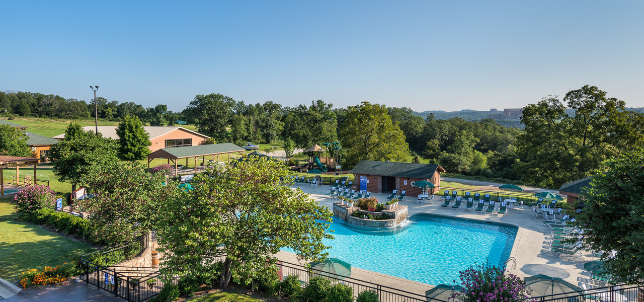 Vista aérea de la piscina en Westgate Branson Woods Resort