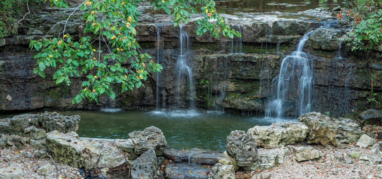 Vista panorámica de la pequeña cascada