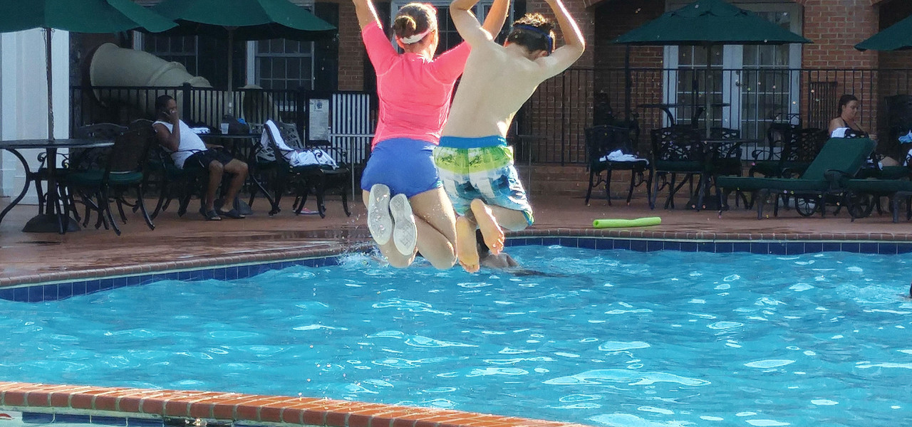 Williamsburg Summer Hotel Deals - Kids Jumping in Pool