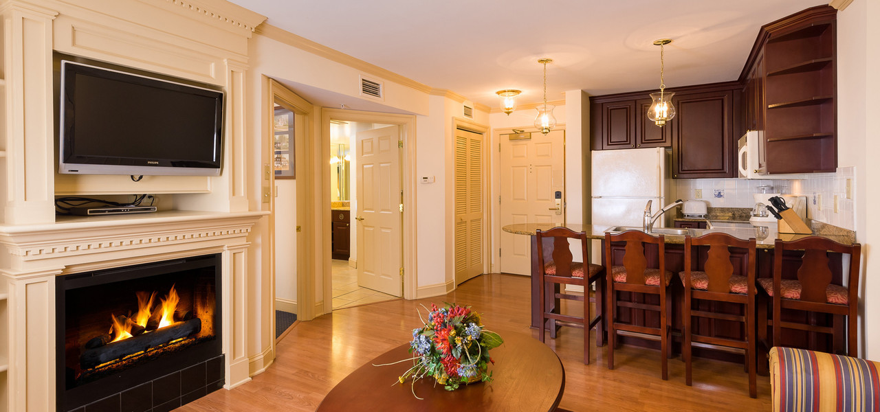 Williamsburg Summer Hotel Deals - Hotel Living Area