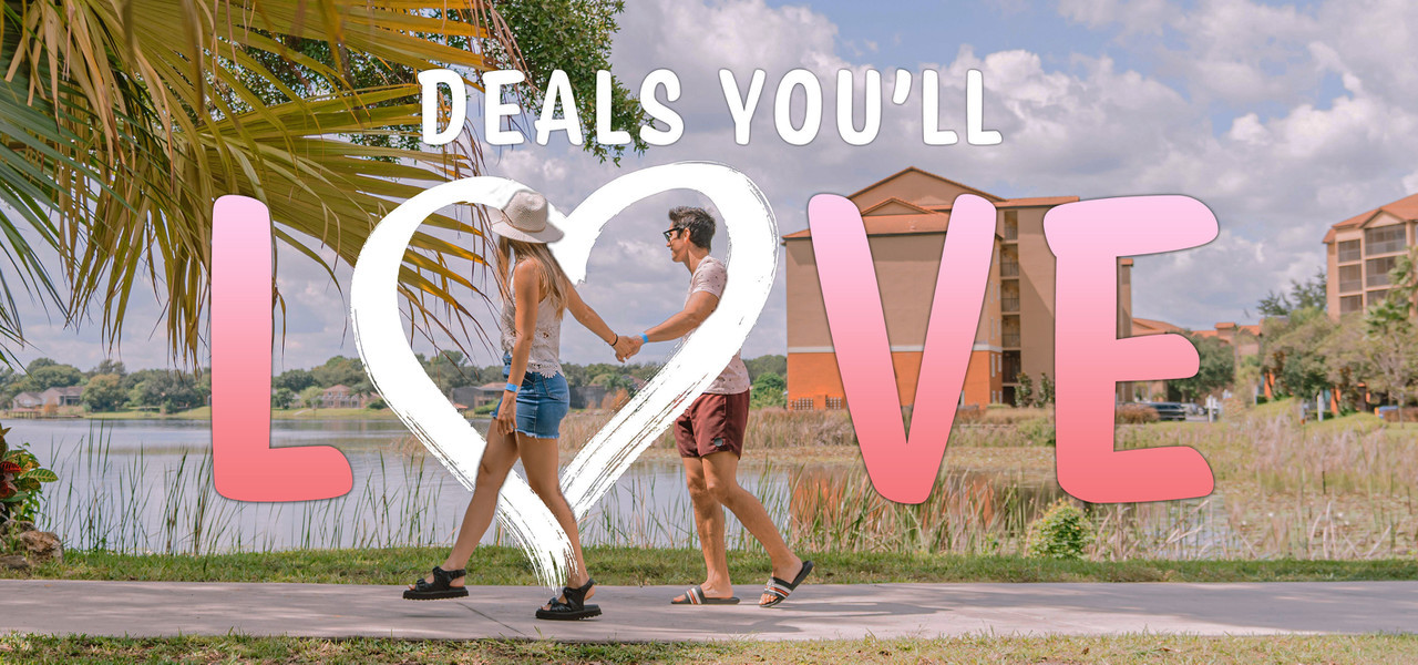 Hotel Orlando Valentine's - Westgate Leisure Resort - Pareja caminando junto al lago en un complejo turístico cerca de SeaWorld