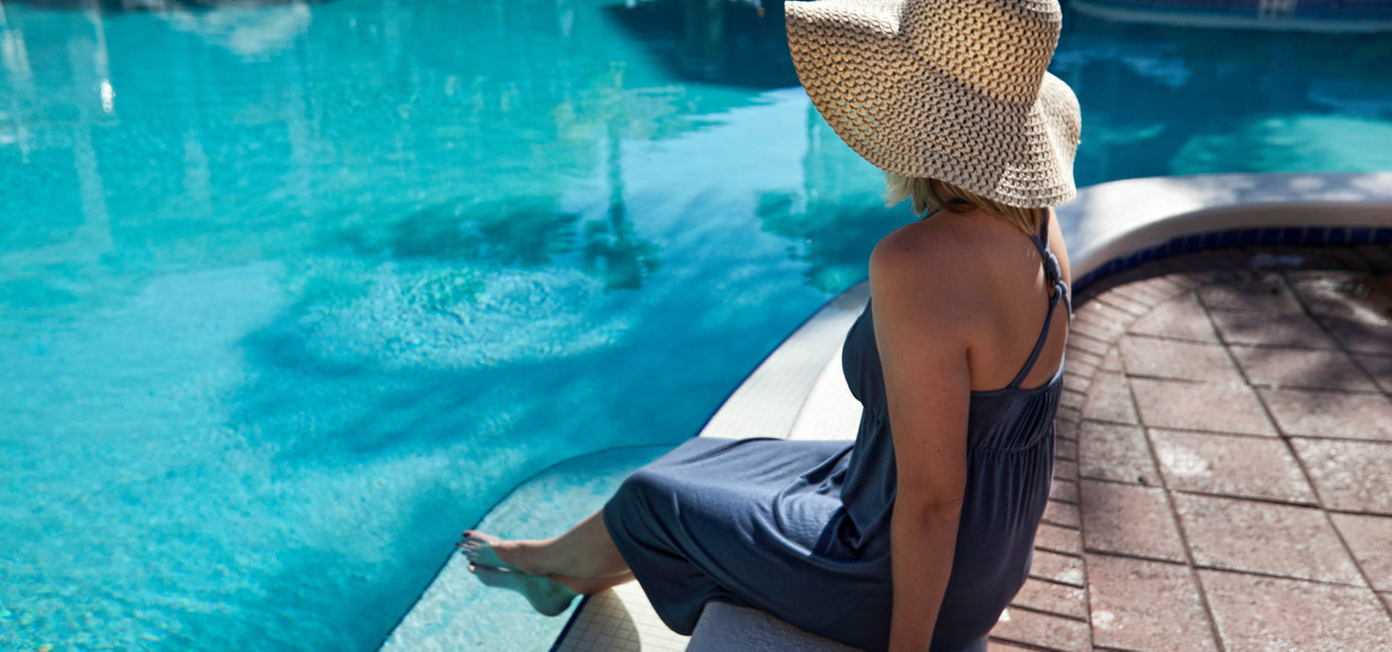 Westgate Painted Mountain Resort - Woman hat pool