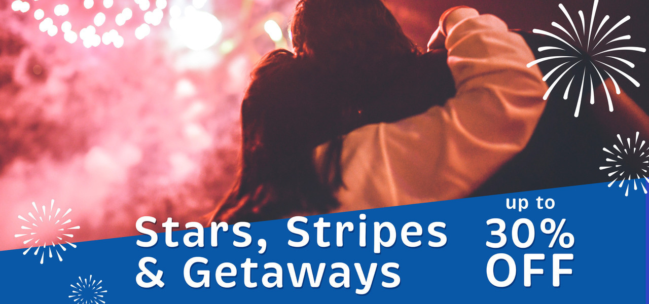 Familia celebrando los fuegos artificiales del 4 de julio | Ofertas especiales en Wild Bear Inn en Pigeon Forge, Tennessee