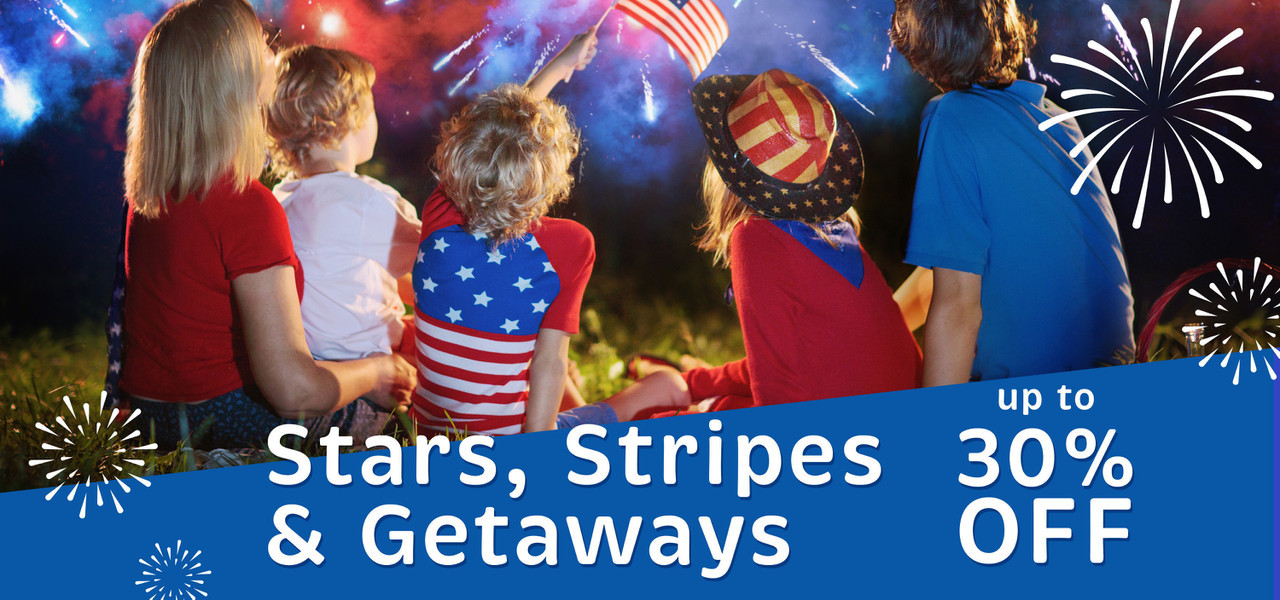Family celebrating Fourth of July fireworks | Westgate Historic Williamsburg Resort