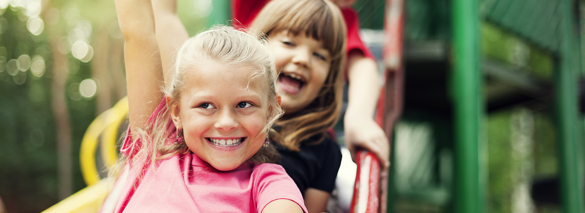Niños en un tobogán en un parque infantil cerca de nuestro hotel en Midtown Manhattan - westgate nyc
