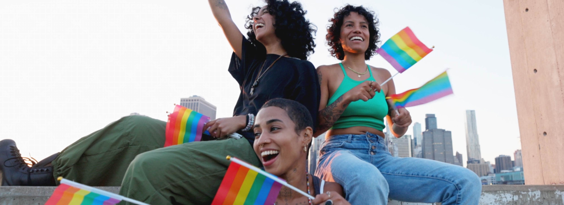 Desfile del Orgullo Gay en Nueva York - Westgate New York Grand Central - Mujeres ondeando banderas del orgullo en la azotea