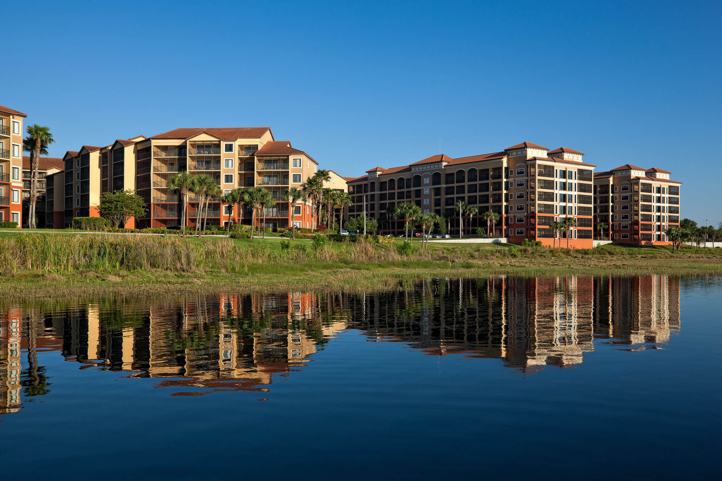 Complejo turístico visto desde el lago | Resort y spa de Westgate Lakes | Orlando, FL | Complejos turísticos con spa en Westgate