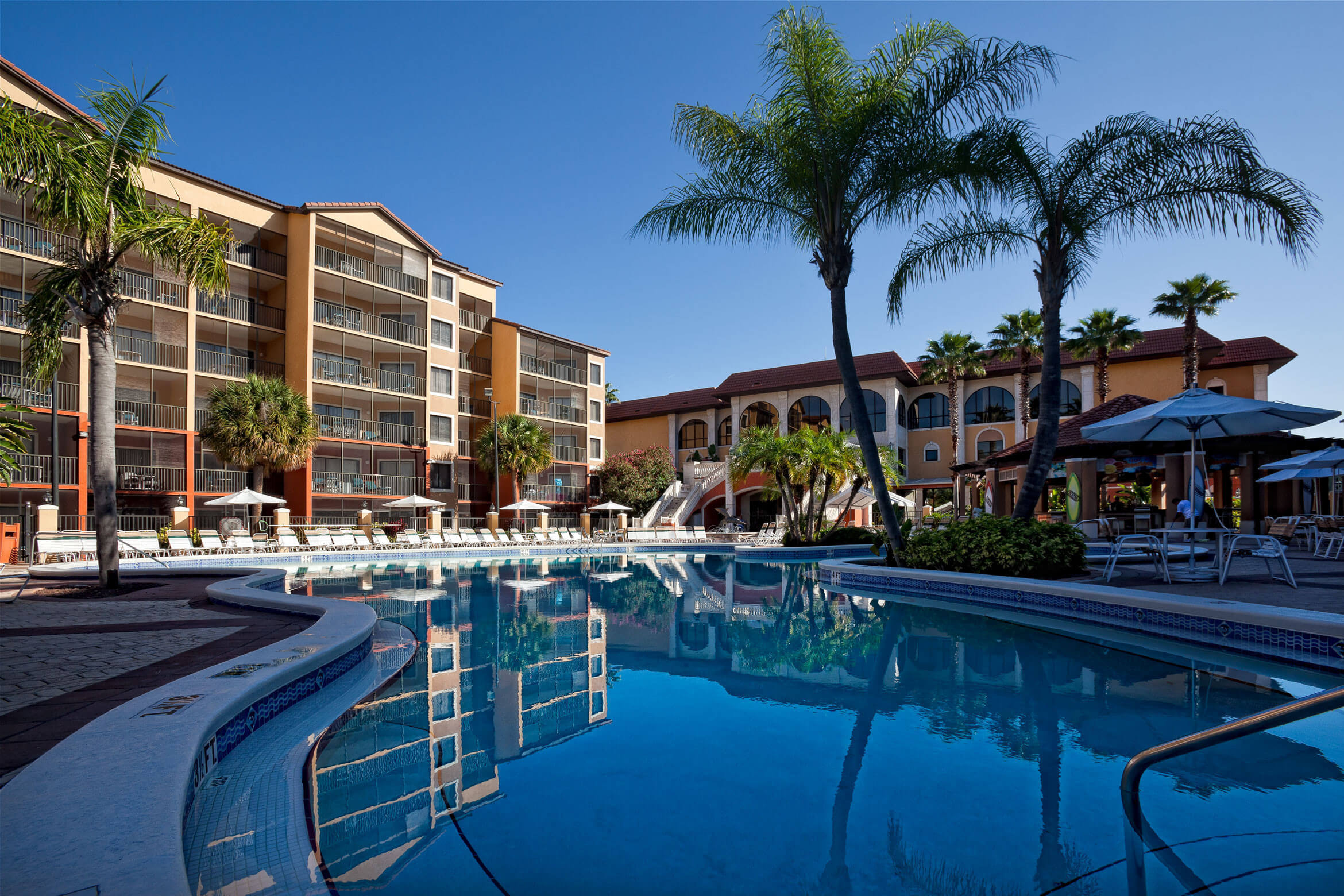 Piscina al aire libre al atardecer | Resort y spa de Westgate Lakes | Orlando, FL | Complejos turísticos con spa en Westgate