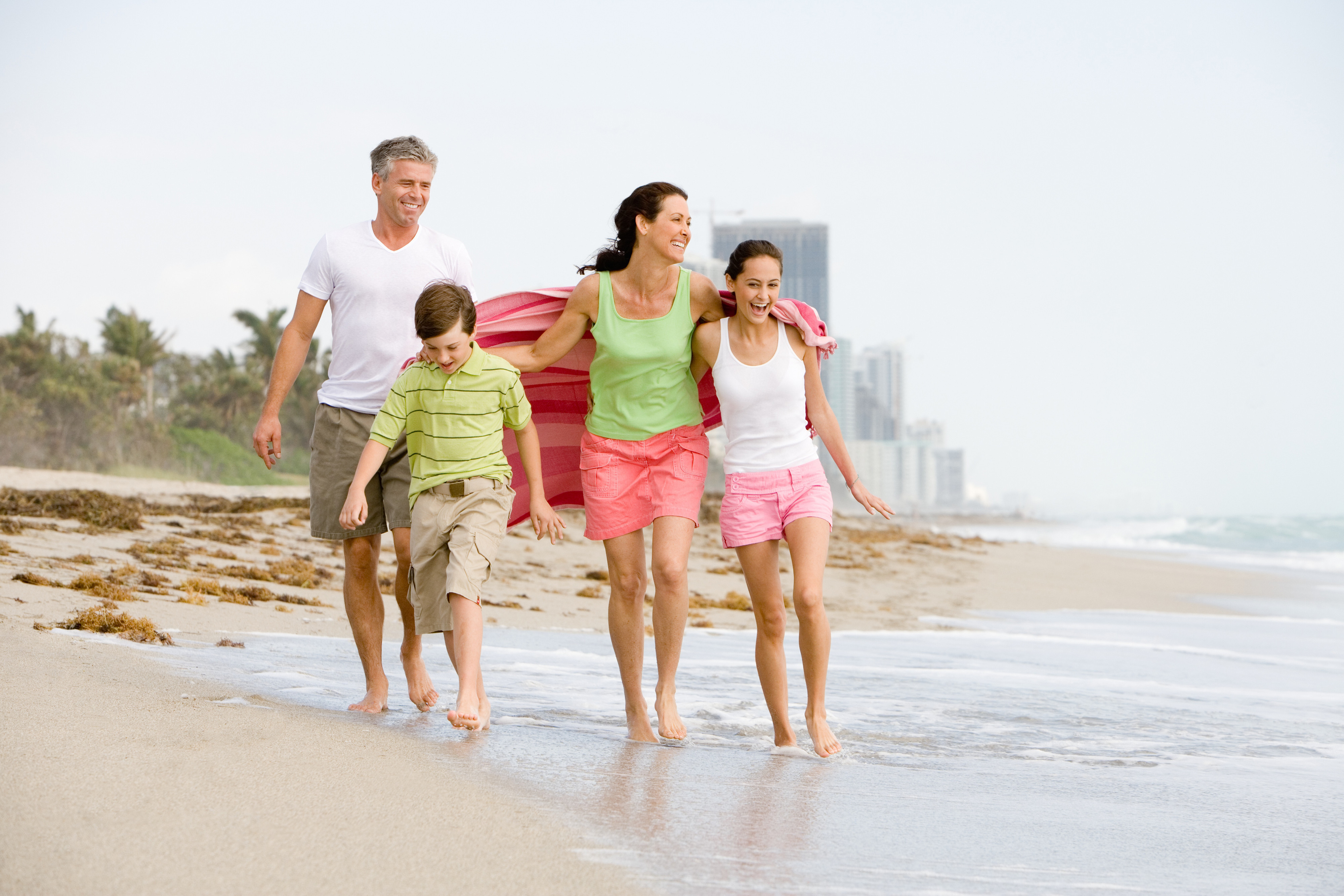 Familia paseando por la playa - Westgate Resorts