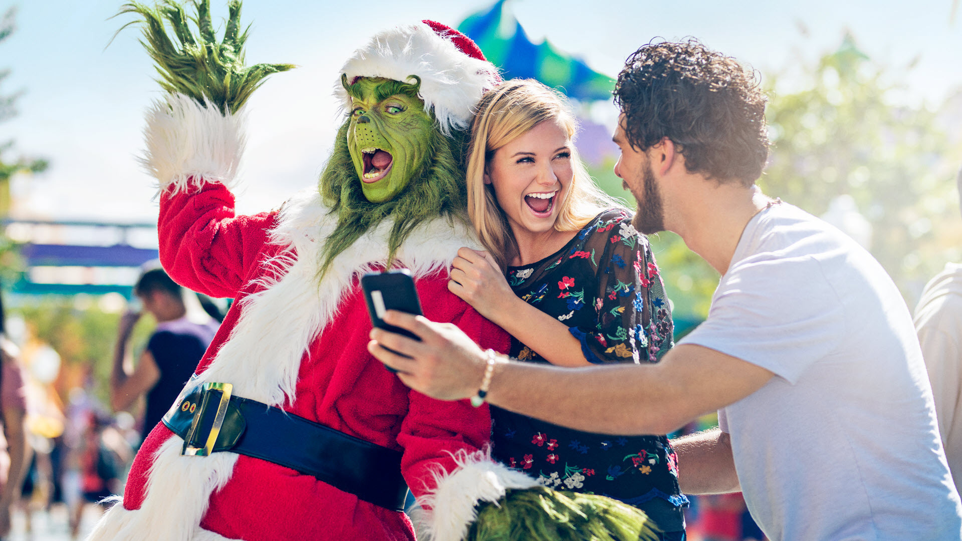 HOLIDAYS AT UNIVERSAL ORLANDO RESORT™ | Universal Orlando™ is unwrapping a resort-wide celebration that will elevate your season. And your favorites are back, too.