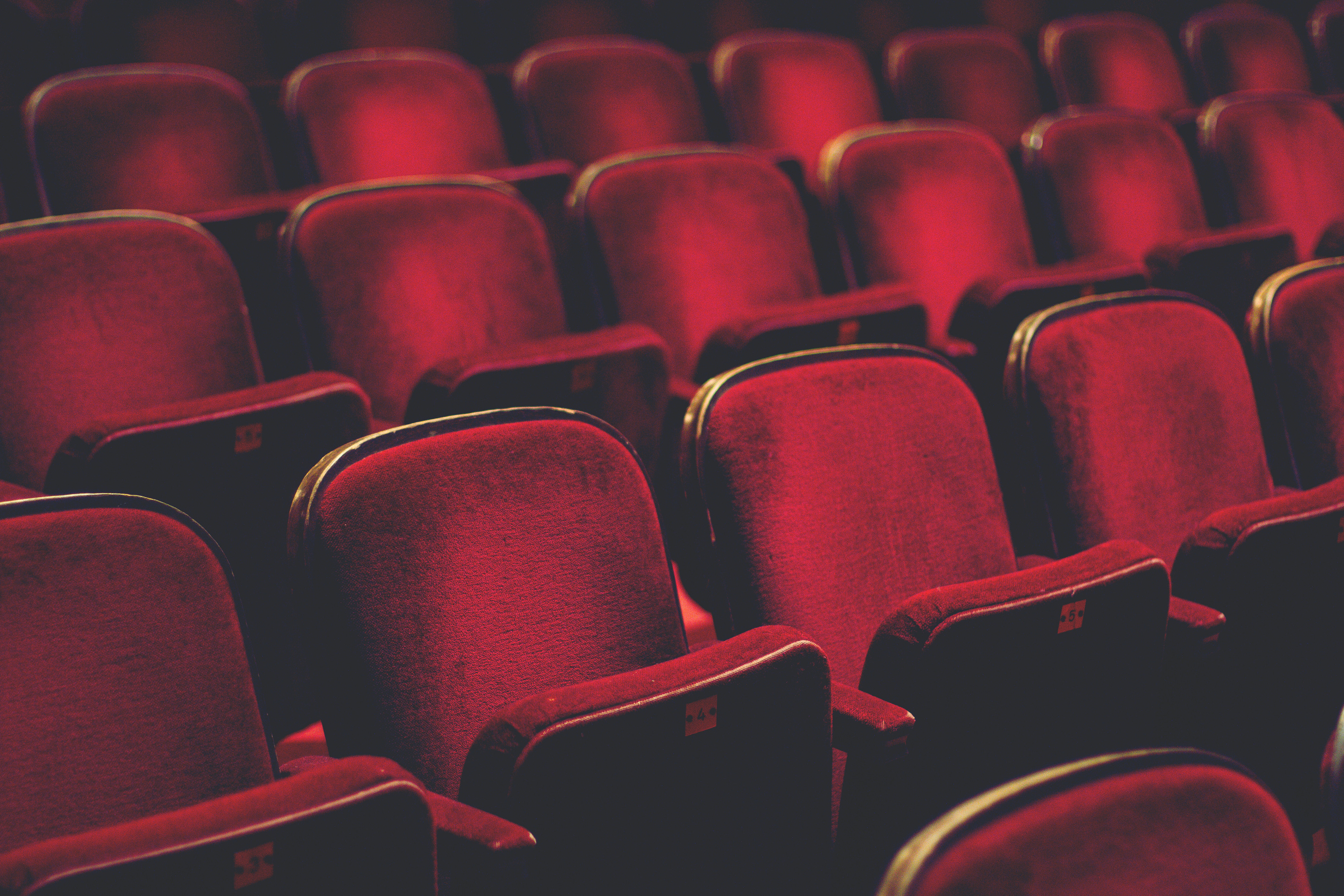 Theatre seats. Кинотеатр Эстетика. Кресла в театре. Театральные кресла в зале. Кресла в кинотеатре.