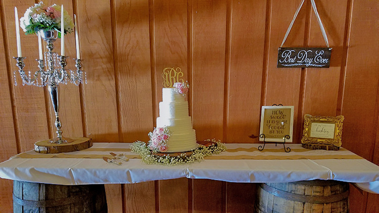 Country Wedding Cake Display & Rustic Wedding Cake | Bride Guide: 6 Vintage Country Wedding Theme Ideas Right From the Ranch! | Westgate River Ranch