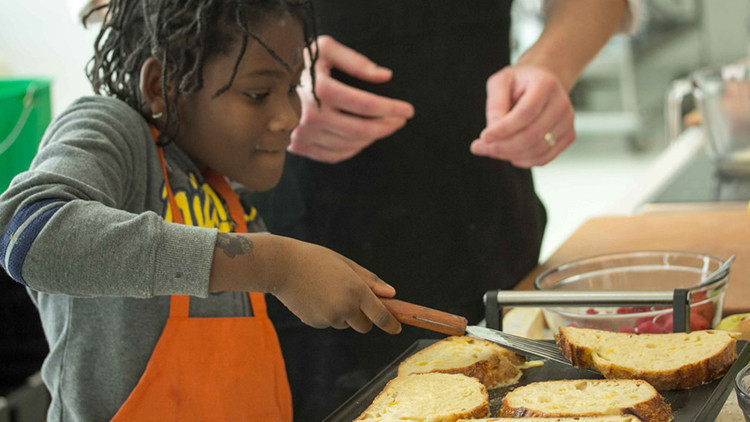 Cocina infantil en Taste Buds Kitchen NYC | Las 10 mejores actividades de invierno para niños pequeños que NYC tiene para ofrecer | Actividades de invierno en la ciudad de Nueva York