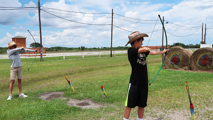 Lecciones familiares de tiro con arco | Las mejores vacaciones familiares en Rancho | 10 cosas para hacer durante sus vacaciones familiares en Dude Ranch