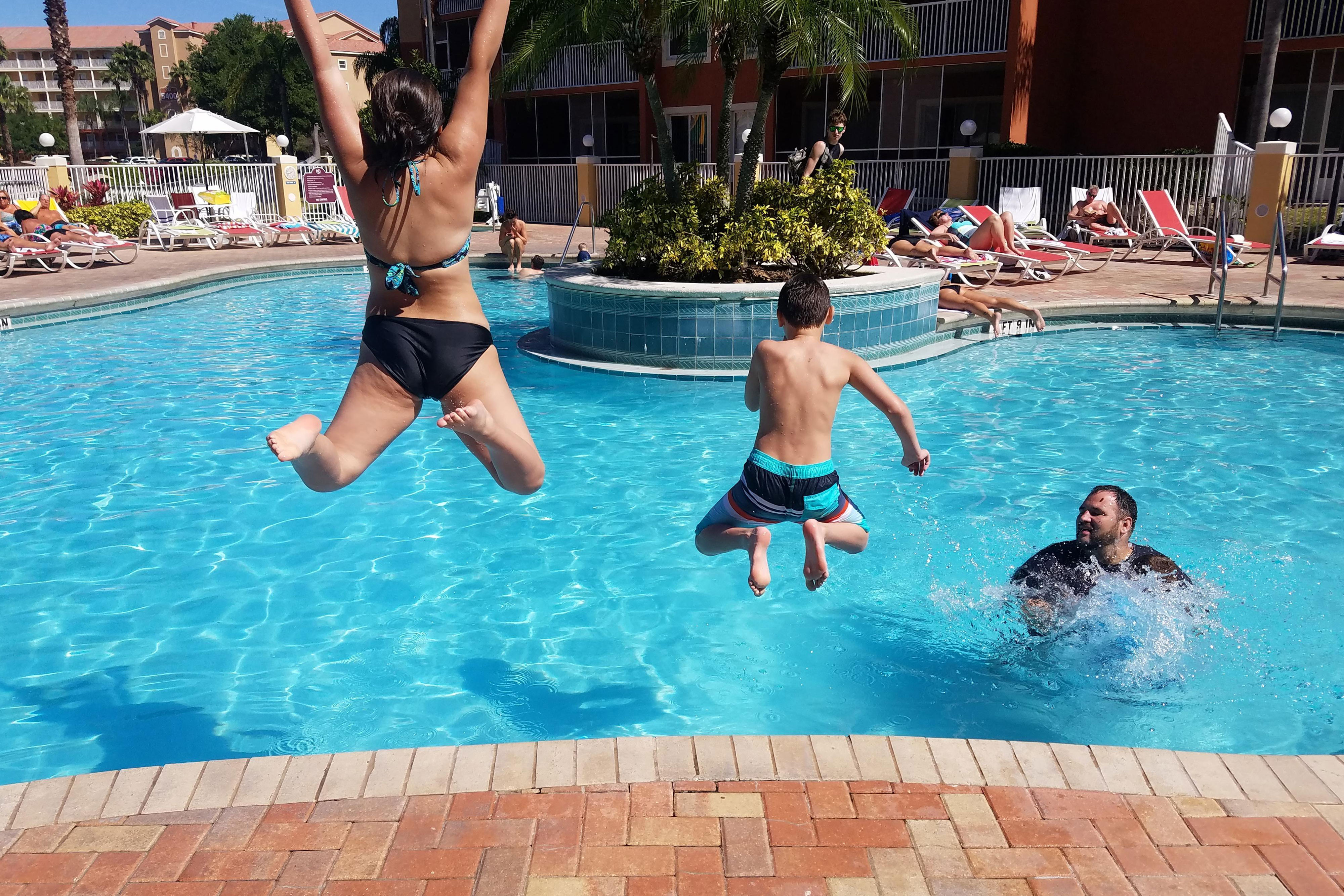 Niños saltando en la piscina - Westgate Town Center Resort