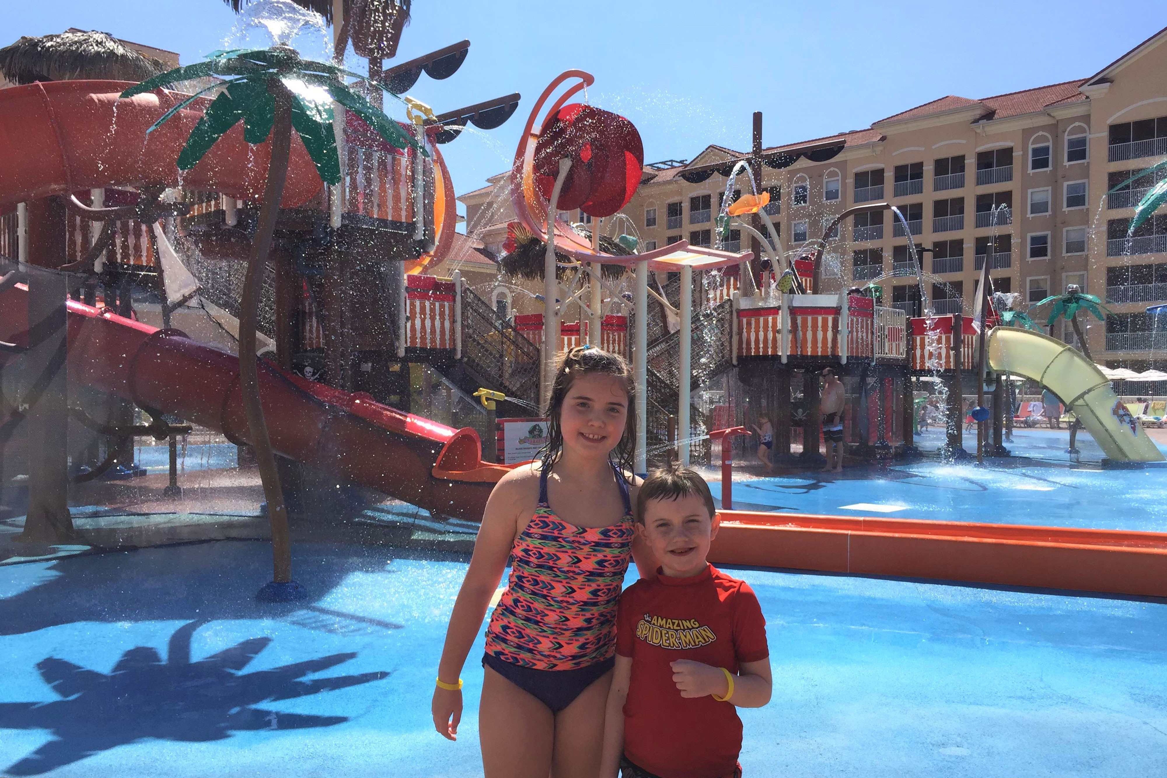 Niños disfrutando del parque acuático Shipwreck Island - Westgate Town Center Resort