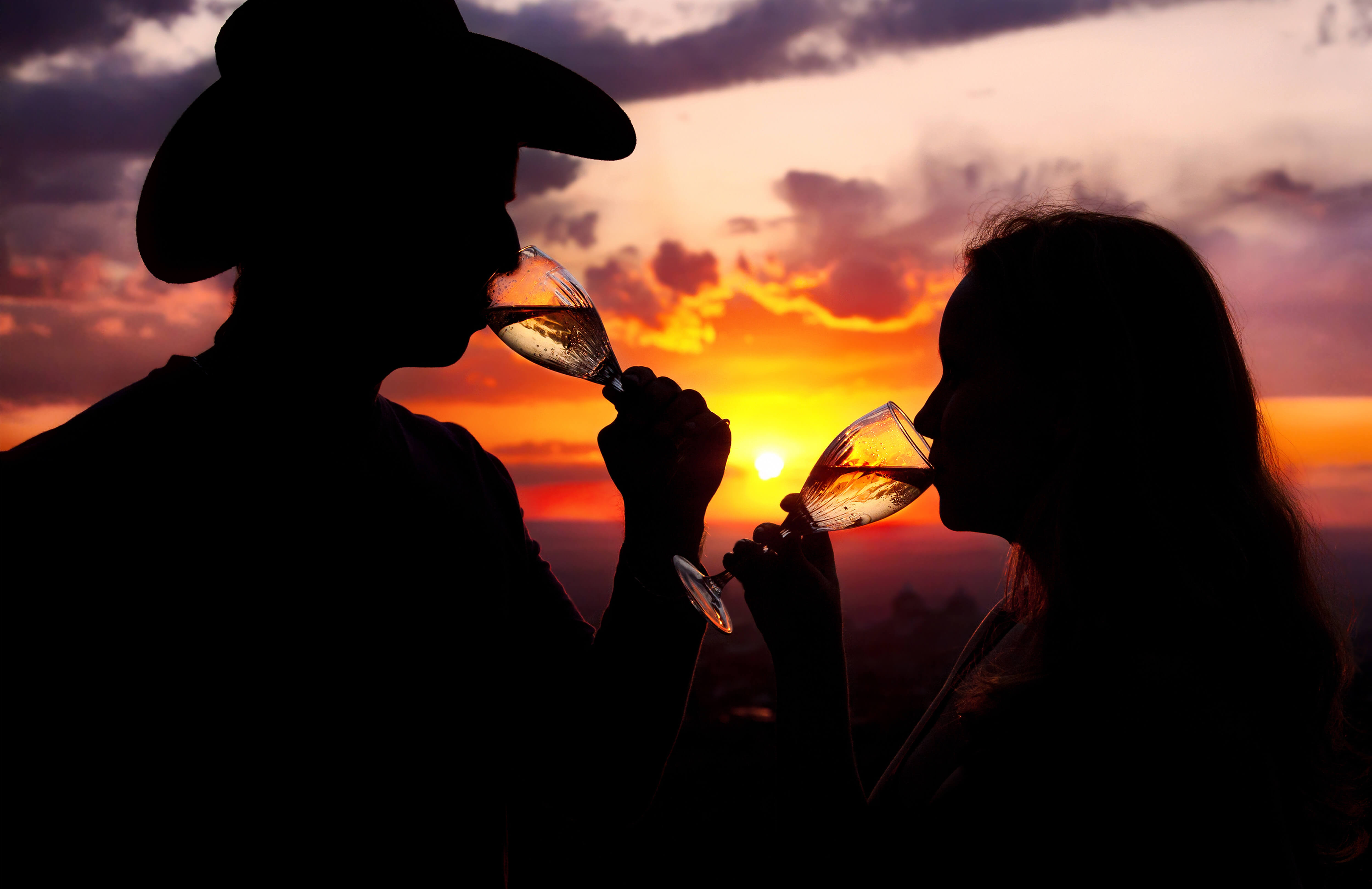 Couple in Silhouette Drinking Champagne | Westgate Resorts