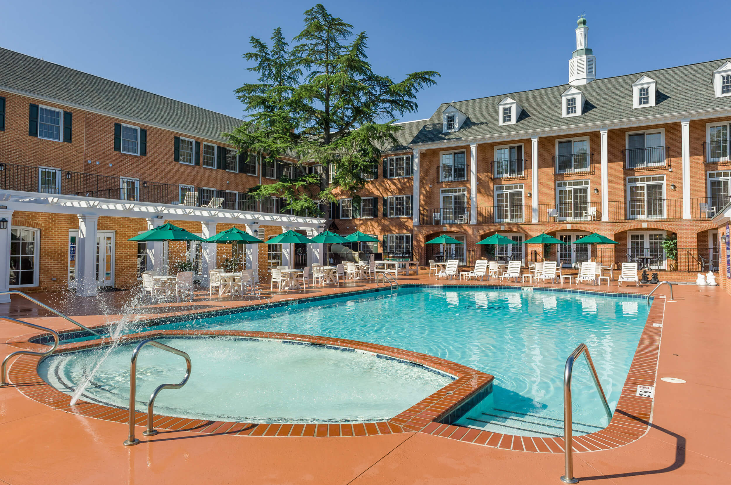 Colonial-style resort with heated outdoor pool | Westgate Historic Williamsburg Resort