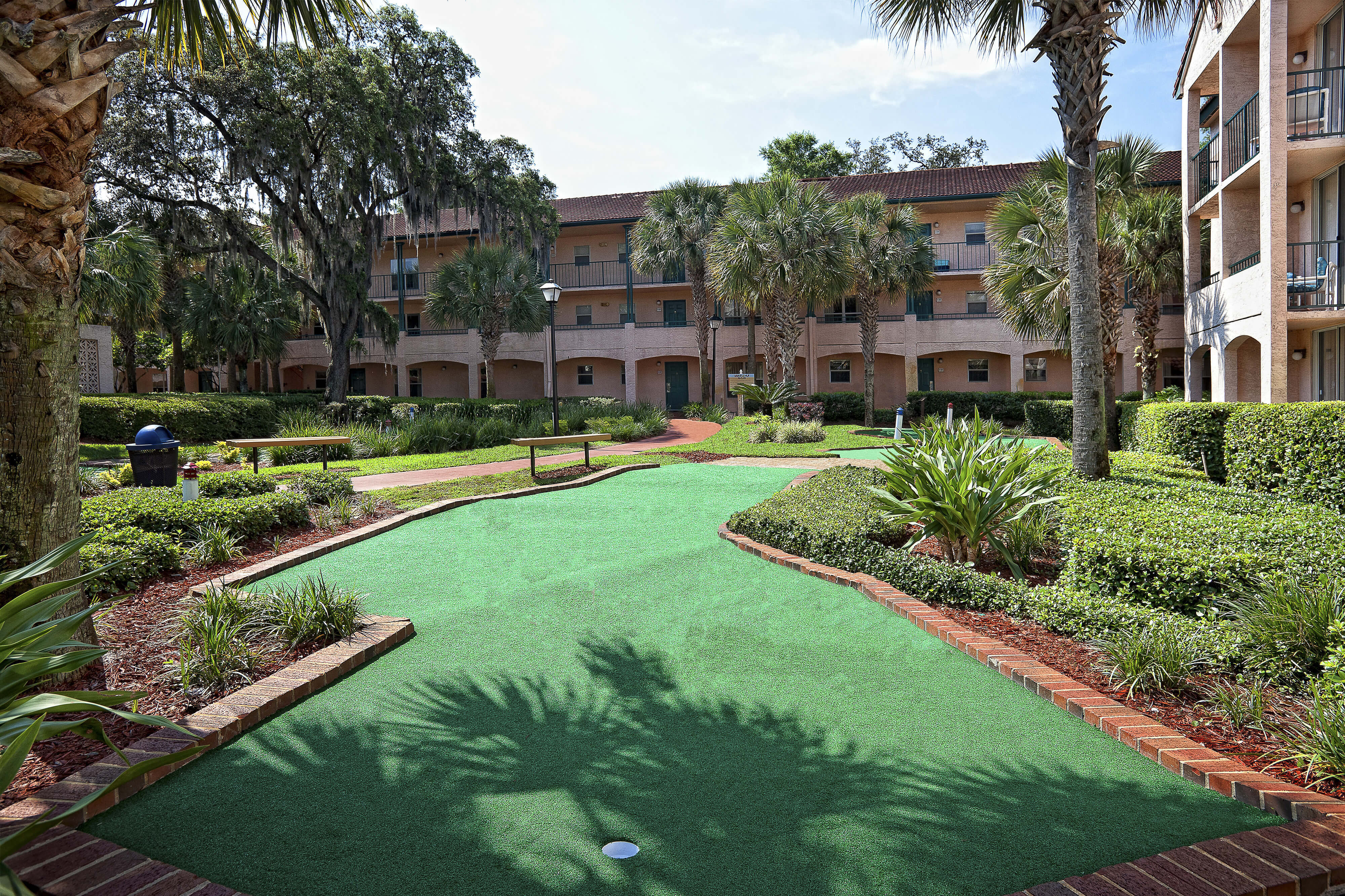 Campo de golf en miniatura que serpentea por los terrenos del Resort | Westgate Blue Tree Resort