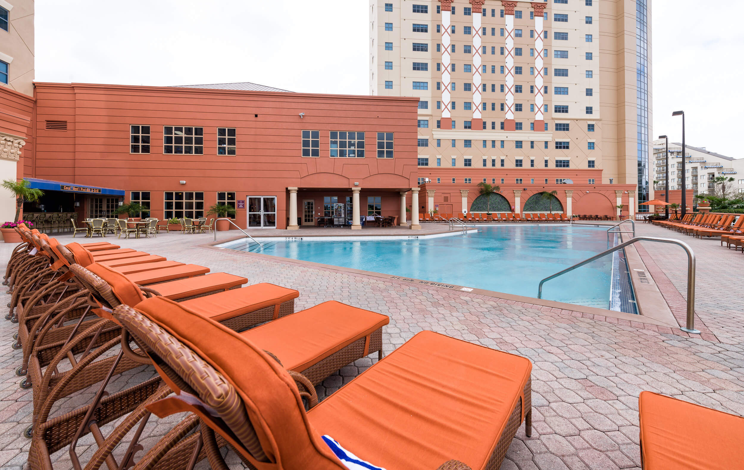 Terraza de la piscina con vista al edificio | Complejo turístico Westgate Palace | Orlando, Florida | Hoteles en Westgate