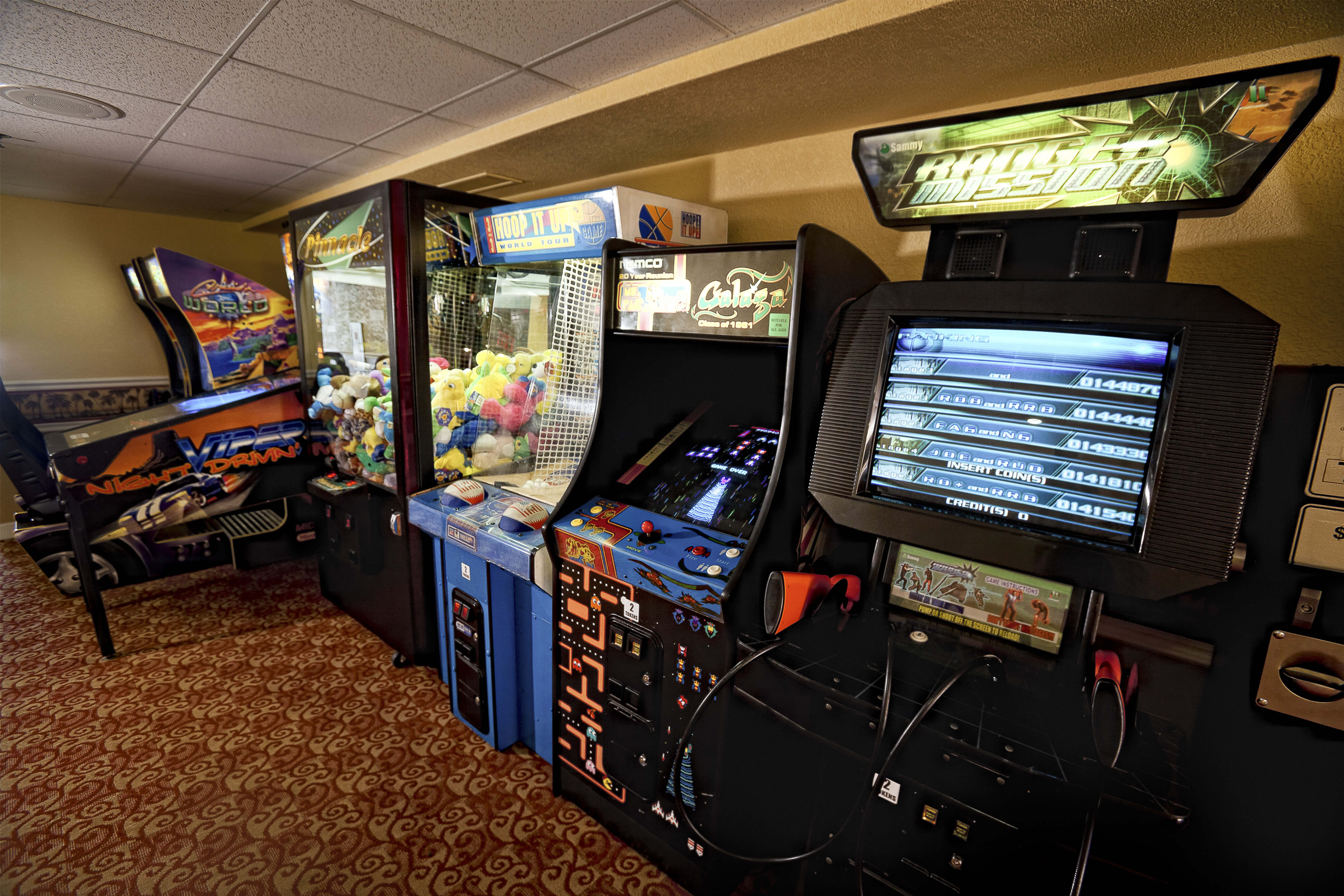 Máquinas de pinball, juego de grúa y videojuegos en Game Room | Westgate Towers Resort