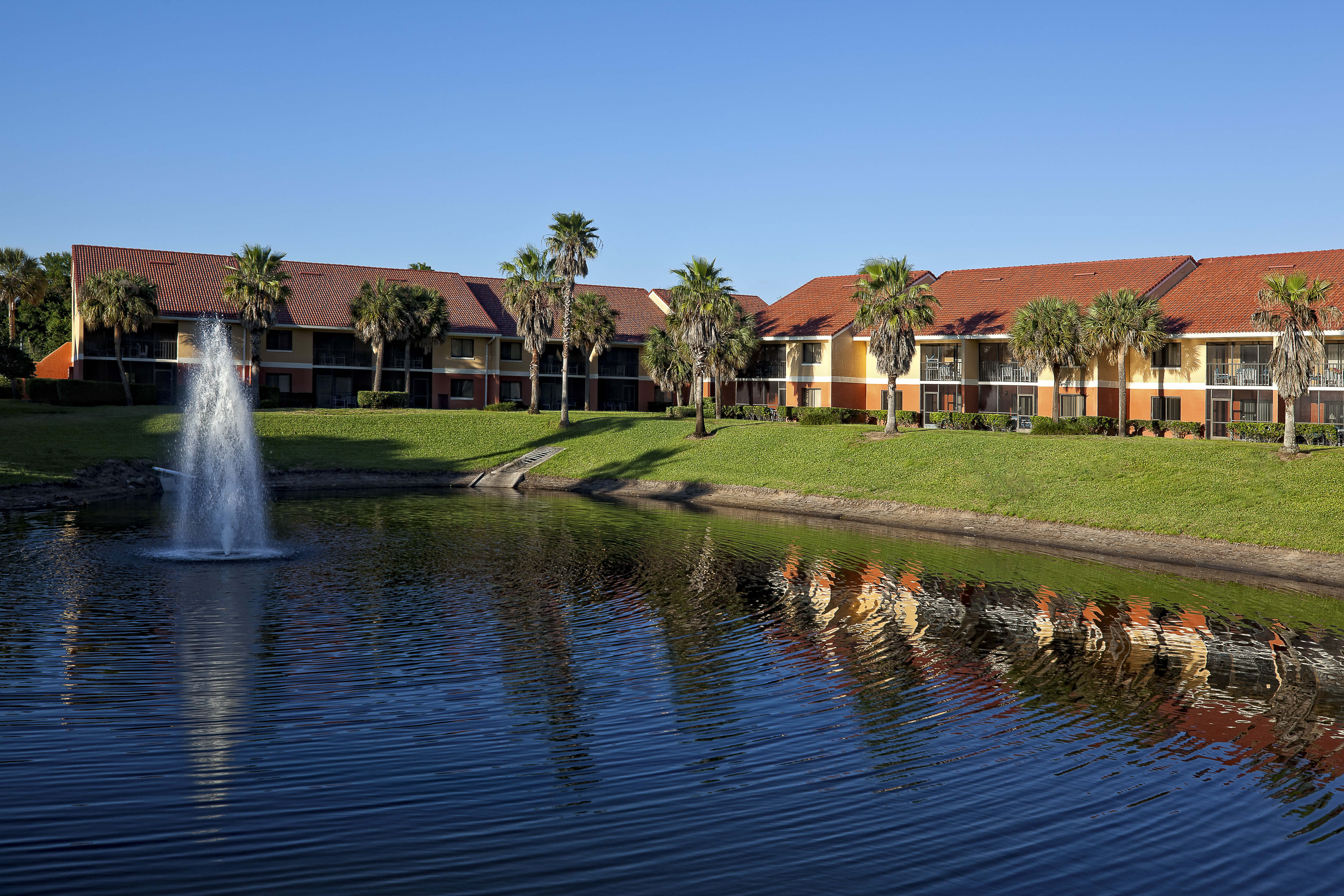 Vista exterior de las villas desde el lago | Westgate Vacation Villas Resort y Spa | Orlando, Florida | Hoteles en Westgate