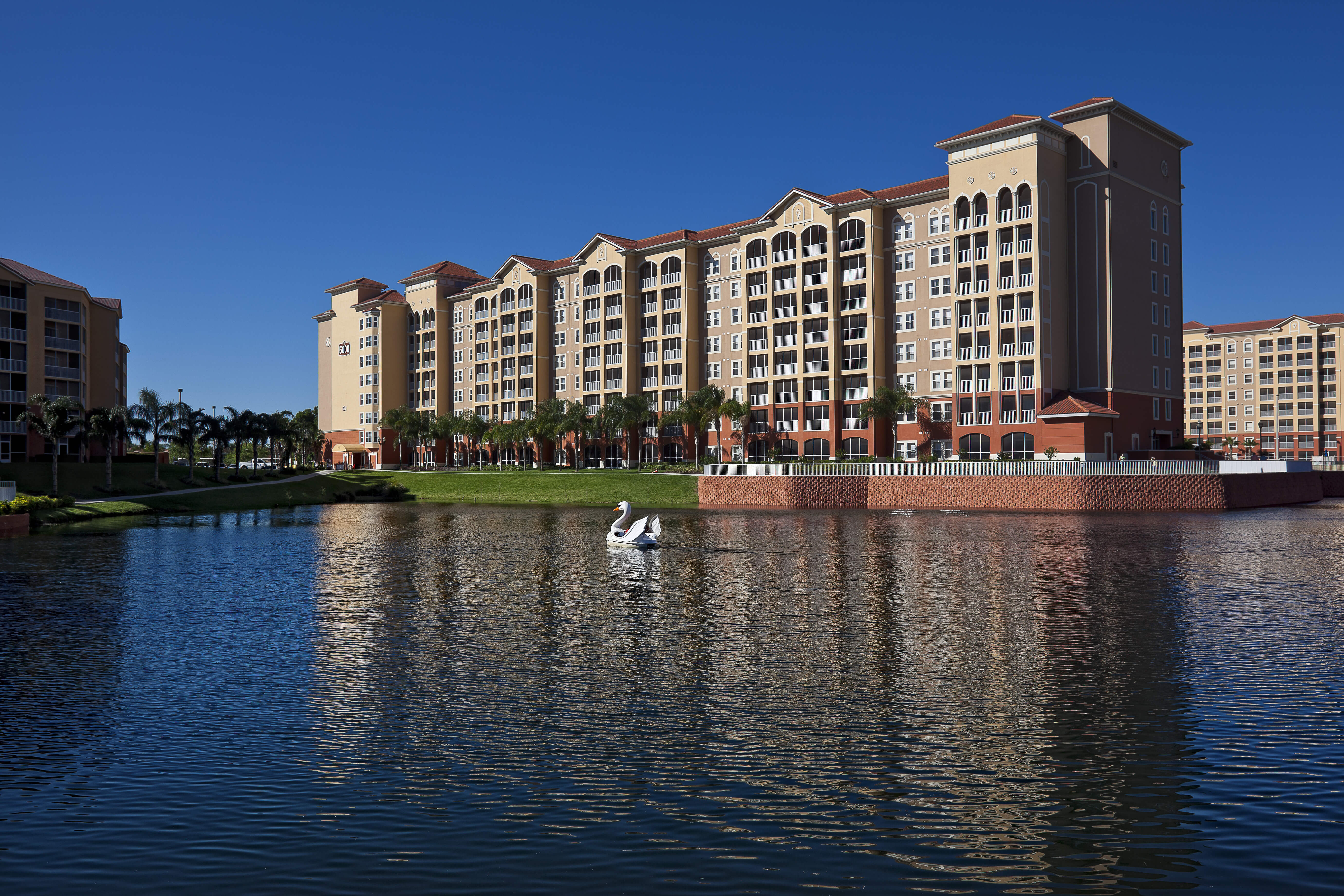 Vista exterior de las villas desde el lago | Westgate Vacation Villas Resort y Spa | Orlando, Florida | Hoteles en Westgate