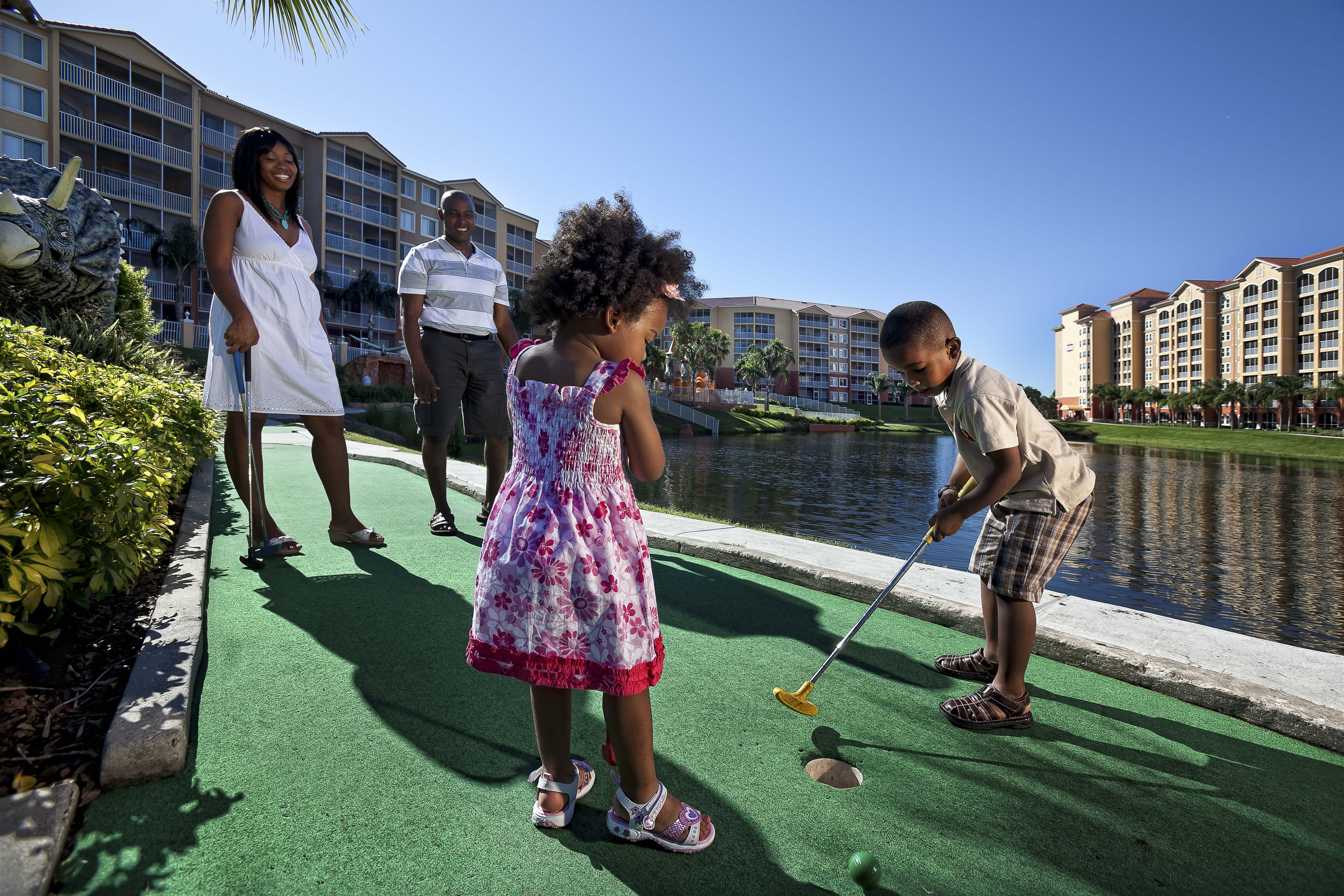 Familia jugando al minigolf | Westgate Vacation Villas Resort y Spa | Orlando, Florida | Hoteles en Westgate