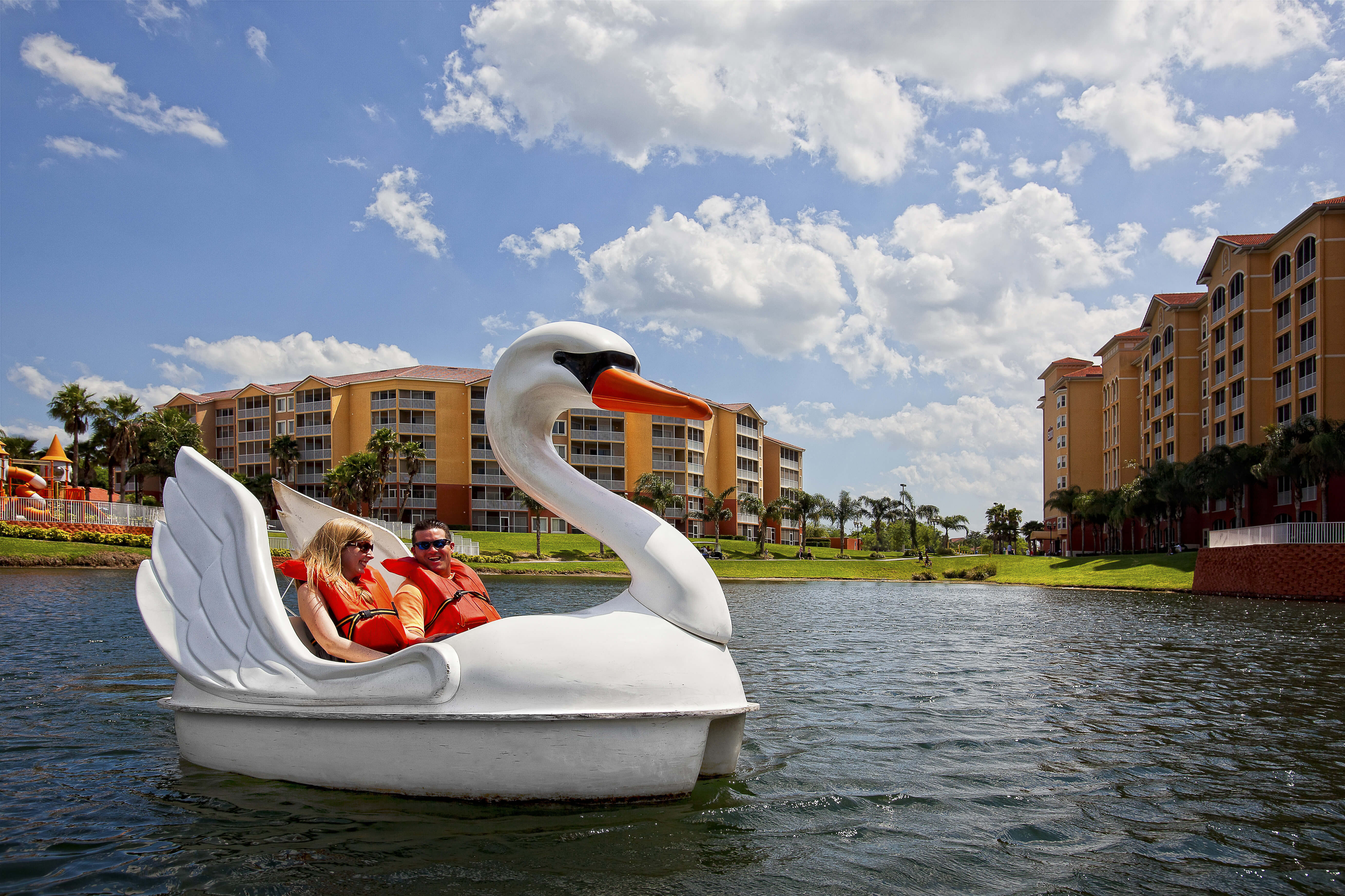 Pareja en paseo en barco cisne | Westgate Town Center Resort & Spa