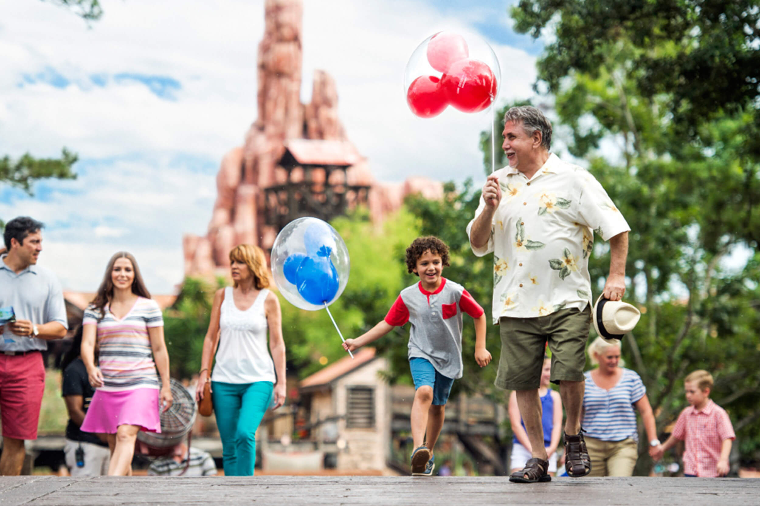 Gente caminando en Disney - Westgate Resorts